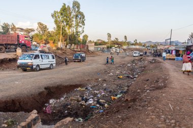 KONSO, ETHIOPIA - 6 Şubat 2020: Konso, Etiyopya 'da bir sokakta trafik
