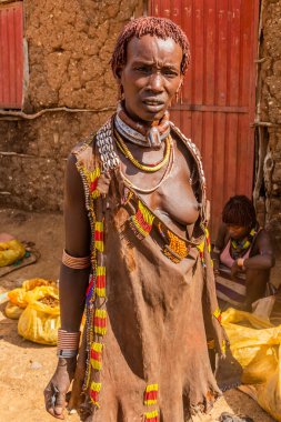 TURMI, ETHIOPIA - 3 Şubat 2020: Turmi, Etiyopya 'daki bir pazarda Hamer kabilesinden kadın