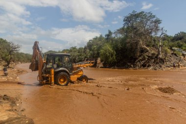 OMO VALLEY, ETHIOPIA - 4 Şubat 2020: Buldozer Etiyopya 'nın Etiyopya eyaletinin Kizo Nehri' ni geçerek geçişi sağlıyordu.