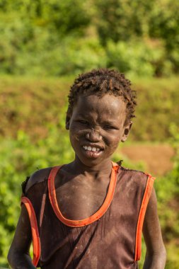 OMO VALLEY, ETHIOPIA - 5 Şubat 2020: Omo Vadisi, Etiyopya 'da kabile çocuğu