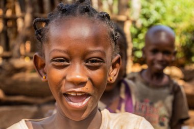 KONSO, ETHIOPIA - 7 Şubat 2020: Etiyopya 'nın geleneksel Konso köyünde gülen kız