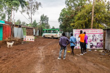 KEY AFER, ETHIOPIA - 2 Şubat 2020: Key Afer, Etiyopya 'da çamurlu bir yolda otobüs