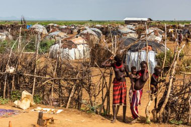 OMORATE, ETHIOPIA - 5 Şubat 2020: Daasanach kabile kadınları Omorate, Etiyopya yakınlarındaki köylerinde