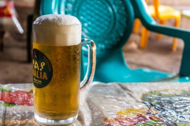 KONSO, ETHIOPIA - 7 Şubat 2020: Etiyopya, Etiyopya 'da bir barda Etiyopya Walia birası