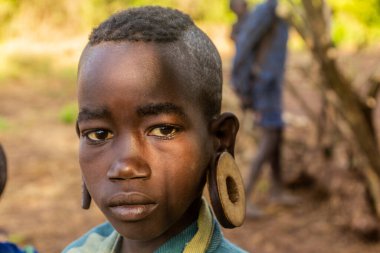 OMO VALLEY, ETHIOPIA - 6 Şubat 2020: Mursi kabilesi kızı Etiyopya 'da