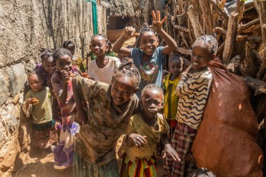 KONSO, ETHIOPIA - 7 Şubat 2020: Etiyopya 'nın geleneksel Konso köyündeki çocuklar