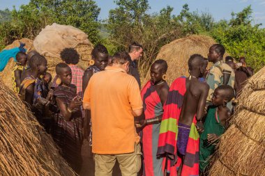 OMO VALLEY, ETHIOPIA - 6 Şubat 2020: Mursi kabilesi köyü, Etiyopya