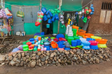 JINKA, ETHIOPIA - 5 Şubat 2020: Jinka, Etiyopya 'da satılık çeşitli plastik tabaklar