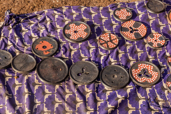 Пластины для губ племени Мурси на продажу в качестве сувениров, Эфиопия