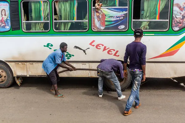 Omo Valley Ethiopia February 2020 Bus Being Repaired Road Omo — Stock Photo, Image