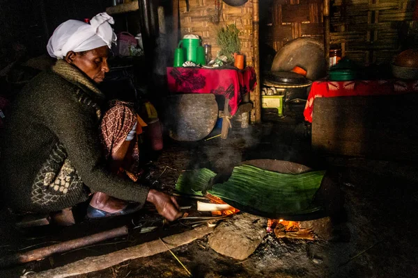 DORZE, ETHIOPIA - 30 HAZİRAN 2020 Dorze kadını bambu, Etiyopya 'dan örülmüş geleneksel bir kulübede ensetten yapılmış koçolu ekmek hazırlıyor