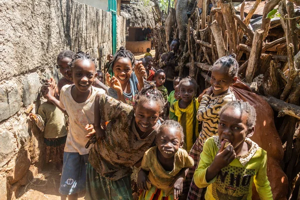 KONSO, ETHIOPIA - 7 Şubat 2020: Etiyopya 'nın geleneksel Konso köyündeki çocuklar