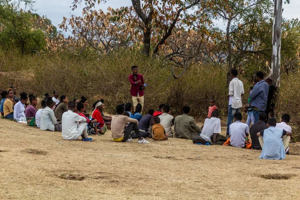 Hawassa Ethiopia January 2020 エチオピア ハワッサのタボ タブール 山に座っている若者たち ロイヤリティフリーのストック写真