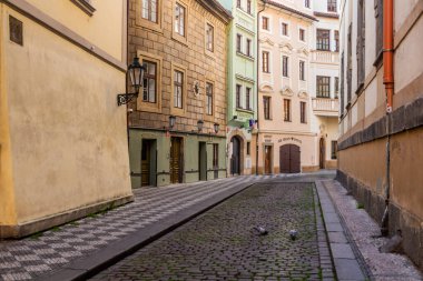PRAG, CZECHIA - 16 Mayıs 2020: Prag, Çek Cumhuriyeti 'ndeki Linhartska Caddesi