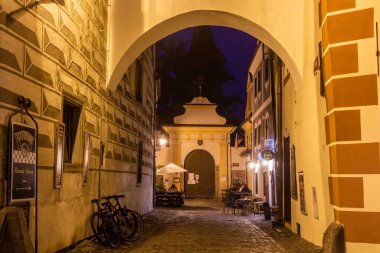 CESKY KRUMLOV, CZECHIA - 6 AĞUSTOS 2020: Çek Cumhuriyeti 'nin Cesky Krumlov kentindeki kaldırımlı bir caddenin akşam manzarası