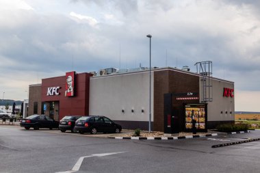 D11, CZECHIA - 15 Temmuz 2020: D11 otoyolunun 50 km 'sindeki KFC restoranı, Çek Cumhuriyeti