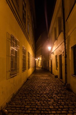 Çek Cumhuriyeti 'nin Prag kentindeki dar bir ara sokağa akşam manzarası