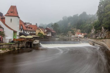 Çek Cumhuriyeti Cesky Krumlov 'daki Vltava nehrinin sisli manzarası