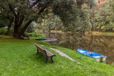 Çek Cumhuriyeti Luznice Nehri 'ndeki teknelerin akşam manzarası