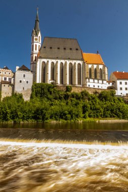 Çek Cumhuriyeti Cesky Krumlov 'da Aziz Vitus Kilisesi ve Mrazkuv Weir