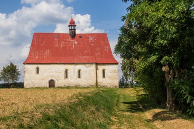 Çek Cumhuriyeti 'nin Dobronice u Bechyne köyü yakınlarındaki Kostel Nanebevzet Panny Marie (Bakire Meryem' in Varsayımı Kilisesi).