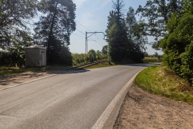 Çek Cumhuriyeti 'nin Bechyne kasabasında bulunan Duha (Gökkuşağı) köprüsünün sonunda karayolu ve demiryolu ikiye ayrılıyor.