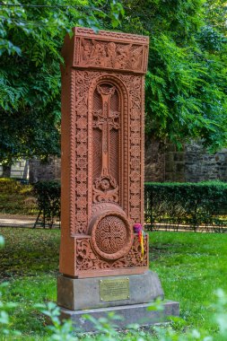 PRAG, CZECHIA - 22 Haziran 2020: Khachkar (Ermeni çapraz taşı) Çek Cumhuriyeti Prag 'da bir Çek-Ermeni dostluğu anısı olarak hizmet vermektedir