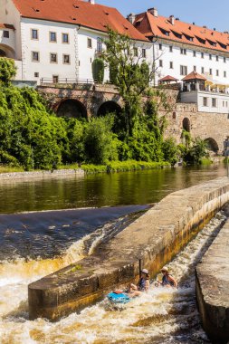 CESKY KRUMLOV, CZECHIA - 6 AĞUSTOS 2020: Çek Cumhuriyeti Cesky Krumlov 'daki Mrazkuv Weir' de insanlar kano kullanıyor