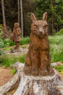 KRIZOVA HORA, CZECHIA - 15 Haziran 2020: Çek Cumhuriyeti Krizova Hora 'da tahta heykel