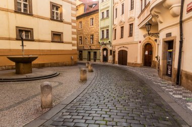 PRAG, CZECHIA - 16 Mayıs 2020: Prag, Çek Cumhuriyeti 'ndeki Linhartska Caddesi