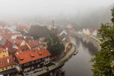 Çek Cumhuriyeti Cesky Krumlov 'daki Vltava nehrinin sabah sisli manzarası