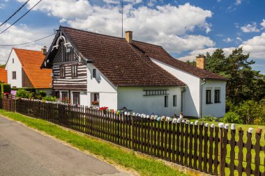 JESTREBICE, CZECHIA - 4 Temmuz 2020: Çek Cumhuriyeti 'nin Jestrebice köyünde bardaklı ev