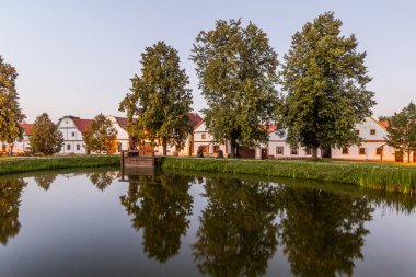 Çek Cumhuriyeti 'nin Holasovice köyünde barok tarzı göl ve geleneksel evler