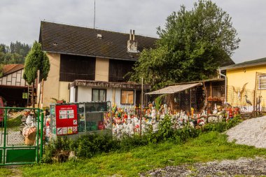 VYSSI BROD, CZECHIA - 5 Ağustos 2020: Çek Cumhuriyeti 'nin Vyssi Brod kasabasında satılık bahçe cüceleri