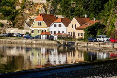 Çek Cumhuriyeti Cesky Krumlov 'daki Vltava nehir kenarındaki evler