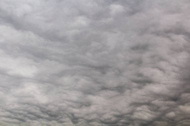 Gökyüzündeki kara bulutlar