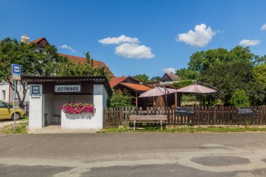 JESTREBICE, CZECHIA - 4 Temmuz 2020: Jestrebice köyünde otobüs durağı, Çek Cumhuriyeti