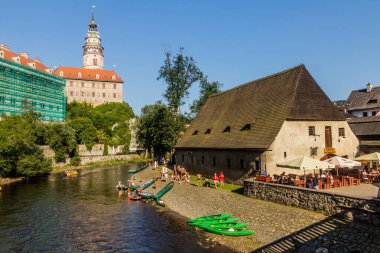 CESKY KRUMLOV, CZECHIA - 6 AĞUSTOS 2020: Çek Cumhuriyeti 'nin Cesky Krumlov kentindeki Vltava nehrinde insanlar kano kullanıyor