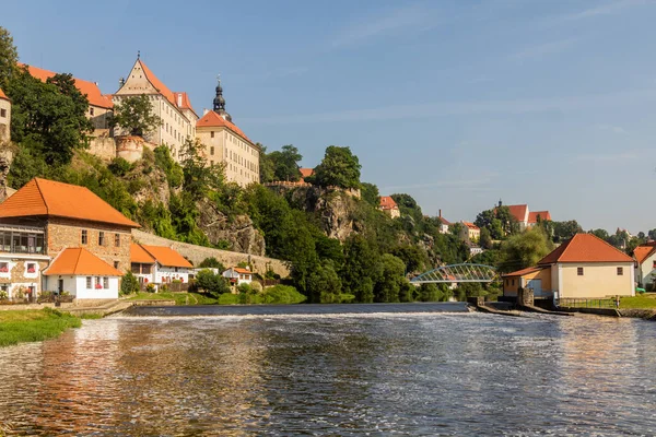 チェコ共和国ルズニェ川でのベシネの町とドルニ ムリンの堰の眺め — ストック写真