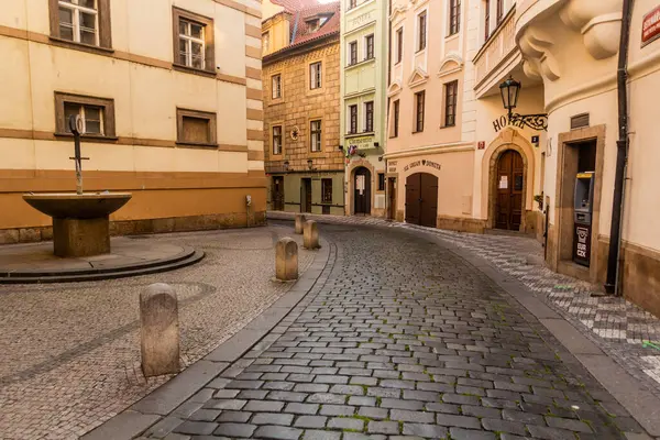 PRAG, CZECHIA - 16 Mayıs 2020: Prag, Çek Cumhuriyeti 'ndeki Linhartska Caddesi