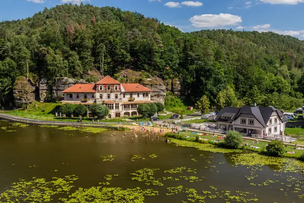 HARASOV, CZECHIA - 4 Temmuz 2020: Çek Cumhuriyeti 'nin Harasov gölünde yüzen insanlar