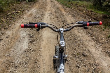 Kenya 'daki Hell' s Gate Ulusal Parkı 'nda bisiklet sürüyor.