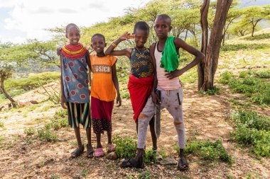 GÜNEY HORR, KENYA - 12 Şubat 2020: Samburu kabilesi çocukları Kenya 'nın South Horr köyü yakınlarında