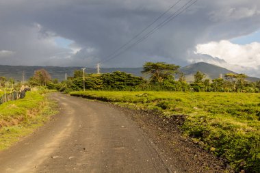 Kenya, Longonot köyü yakınlarındaki yol.