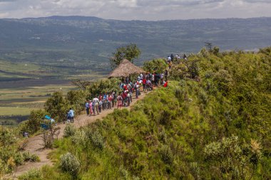 LONOT, KENYA - 15 Şubat 2020: Kenya 'daki Longonot yanardağının kenarında yürüyüş yapan çocuklar