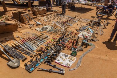 BUSIA, KENYA - 24 Şubat 2020: Busia, Kenya 'da bir pazarda tarım araçları
