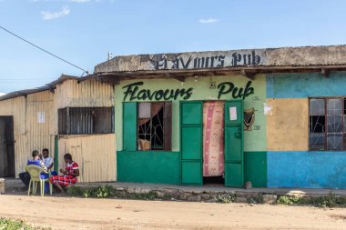 NKOILALE, KENYA - 18 Şubat 2020: Kenya 'nın Nkoilale köyündeki Lezzetli Bar