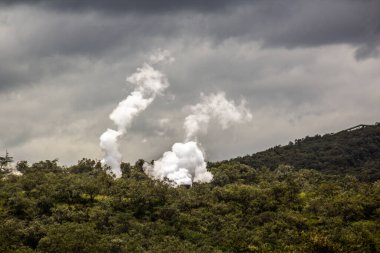 Kenya 'daki Cehennem Kapısı Ulusal Parkı' nda Olkaria Jeotermal Santrali 'nin üzerinde buhar yükseliyor.