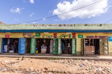 EWASO NGIRO, KENYA - 18 Şubat 2020: Kenya 'daki Ewaso Ngiro köyündeki çeşitli dükkanlar
