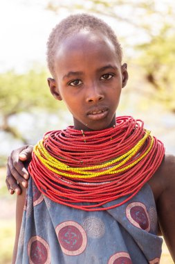 GÜNEY HORR, KENYA - 12 Şubat 2020: Güney Horr köyü yakınlarındaki Samburu kabilesi kızı, Kenya